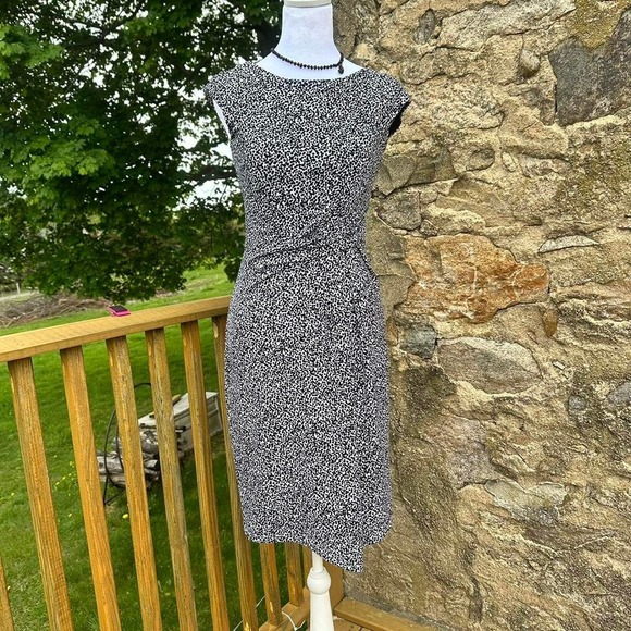 Dresses & Skirts - Sophisticated Ann Taylor black and white printed midi dress